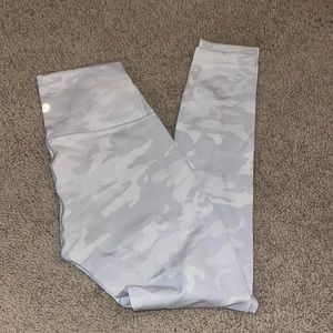 Lululemon white CAMO leggings Wunderlin Under 25”